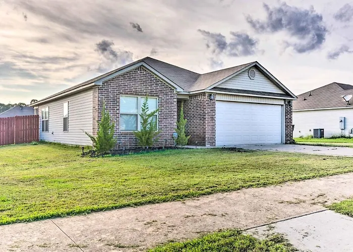 8 Mi To Downtown Little Rock: Home W/ Fenced Yard