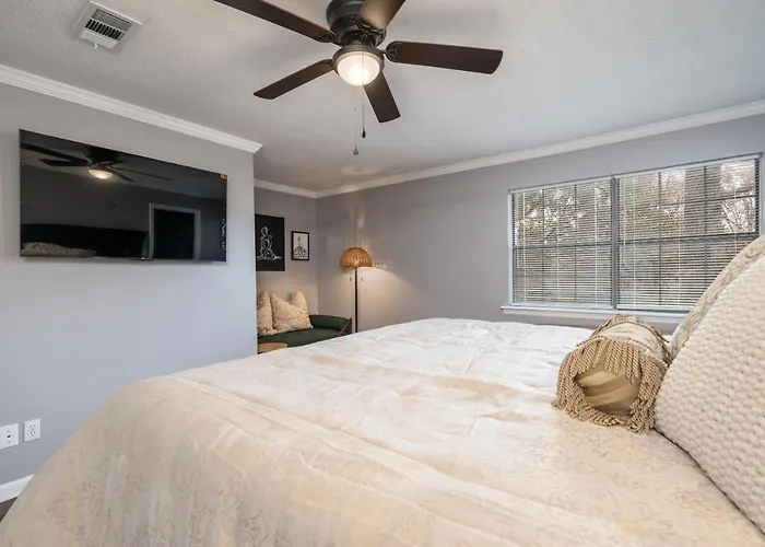 Colleens Corner Captivating 4Bed 2.5 Bath In Charming Neighborhood