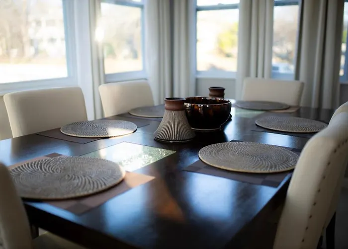 Blue Corner Luxe, Timeless Charm Near Downtown