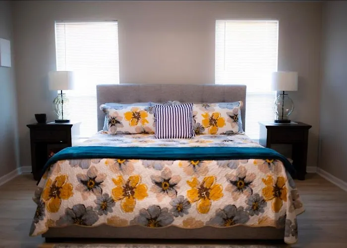 Blue Corner Luxe, Timeless Charm Near Downtown